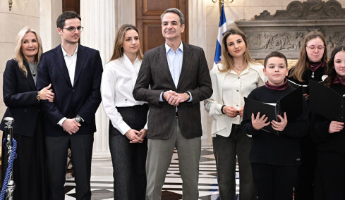 Τα χριστουγεννιάτικα κάλαντα στον Μητσοτάκη από μαθητές και πολιτιστικό Σύλλογο, ντυμένος «Άγιος Βασίλης» ο Πίνατ 