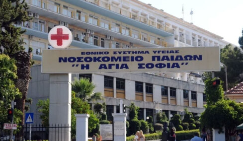 Στο νοσοκομείο 14χρονη που έλεγε τα κάλαντα και τραυματίστηκε με πατίνι - Πώς έγινε το ατύχημα