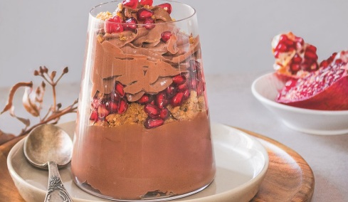 Γλυκά στο ποτήρι: 12 πρακτικές και εντυπωσιακές ιδέες για το γιορτινό τραπέζι