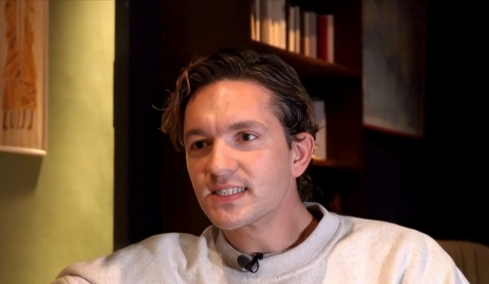 Μιχαήλ Ταμπακάκης για τον χώρο του θεάτρου: Δεν ένιωσα ποτέ ότι κάποιος ήθελε να με βάλει κάτω, να μου δείξει και να μου επιβάλει πράγματα