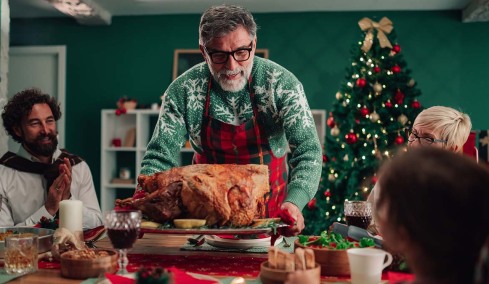 Πόσα βήματα χρειάζονται για να «κάψουμε» τα γιορτινά φαγητά και ποτά
