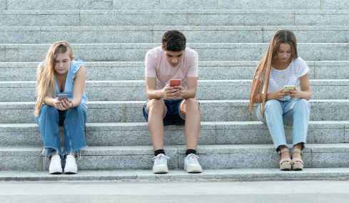 Τι είναι οι zillennials; Η μικρο-γενιά για την οποία κανείς δεν μιλάει