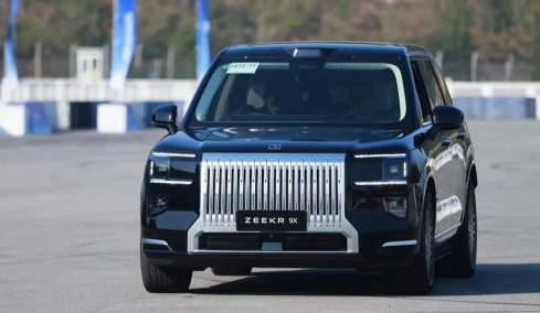 Οδηγούμε το απίστευτο SUV με τα 1.400 άλογα! 
