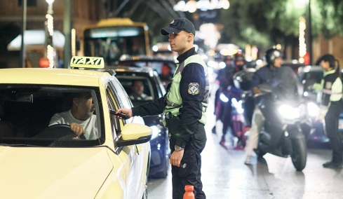 Μόλις 8 θετικά αλκοτέστ σε 2.000 ελέγχους στην Αιόλου το βράδυ της παραμονής των Χριστουγέννων