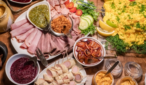 Τα πιο ιδιαίτερα παραδοσιακά φαγητά των Χριστουγέννων: Ρέγγα με... κανέλα στη Δανία, καυτερό κοτόπουλο στιφάδο στην Αιθιοπία και λαχανικά στην Φινλανδία