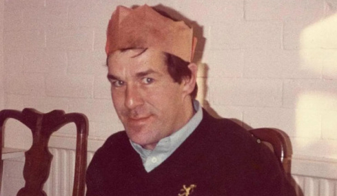 Μία απίστευτη χριστουγεννιάτικη ιστορία: Άνοιξαν το σπίτι τους σε έναν 30χρονο άστεγο και έμεινε μαζί τους για 45 χρόνια μέχρι που πέθανε