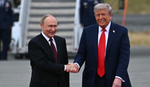 Ανάλυση του Guardian: Γιατί Τραμπ και Πούτιν θέλουν να καταστρέψουν την Ευρώπη