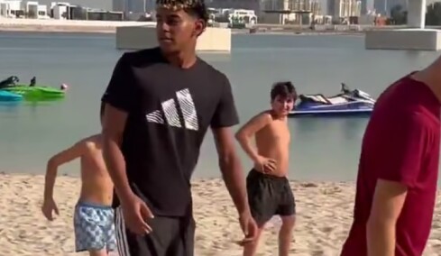 Βίντεο: Ο Λαμίν Γιαμάλ έκανε το καλύτερο δώρο Χριστουγέννων σε μια παρέα πιτσιρικάδων παίζοντας μπάλα μαζί τους