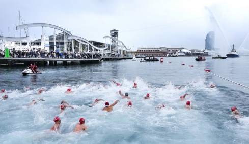 «Κύπελλο Χριστουγέννων»: Δεκάδες άνθρωποι συμμετείχαν στον παλαιότερο αγώνα κολύμβησης στην Ισπανία, δείτε φωτογραφίες