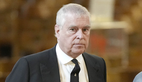 Τα μοναχικά Χριστούγεννα του Άντριου, μέχρι και οι κόρες του τον έκαναν πέρα