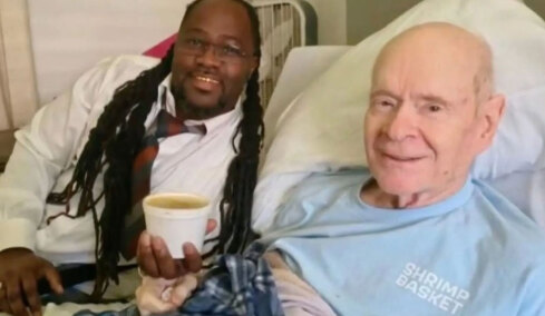 Σεφ έσωσε τη ζωή 78χρονου όταν δεν εμφανίστηκε για το καθημερινό του φαγητό: «Είναι φίλος, θείος και παππούς!» (vid)