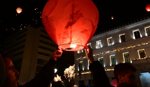 Μαγικές εικόνες στην Αθήνα: Χιλιάδες φαναράκια φωτίζουν τον Αττικό ουρανό, για τη Νύχτα των Ευχών, δείτε βίντεο
