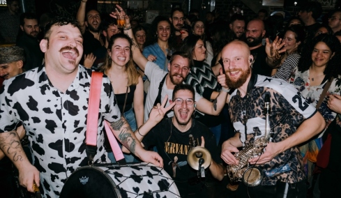 Ο δήμαρχος της Φλώρινας διέκοψε συναυλία των Banda Entopica επειδή τραγούδησαν στα σλάβικα, «δεχτήκαμε επιθέσεις και απειλές» καταγγέλει η μπάντα