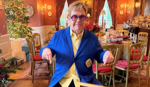 Ο Έλτον Τζον γιόρτασε τα Χριστούγεννα με πλατινένια διάκριση για το «Step Into Christmas»