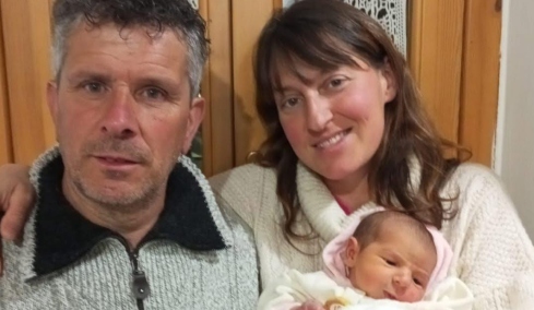 Ιταλοί κάτοικοι αρχαίου χωριού γιόρτασαν το πρώτο μωρό που γεννήθηκε εδώ και 30 χρόνια