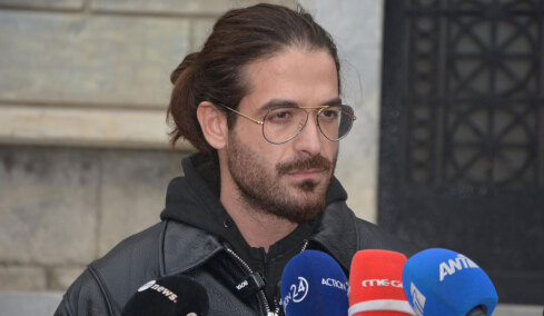 Ελεύθερος ο Μουγκοπέτρος μετά τη μήνυση της συζύγου του για ενδοοικογενειακή απειλή: «Σεβόμενος τα παιδιά μου δεν θα πω τίποτα για τη μητέρα τους» είπε