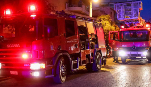 46χρονος που υπηρετεί στο Πολεμικό Ναυτικό έβαλε φωτιά σε σπίτι και αυτοκίνητα δύο πρώην συντρόφων του στη Γλυφάδα