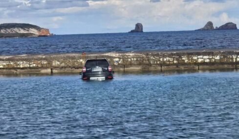 Πάρος: Αυτοκίνητο έπεσε στη θάλασσα και βυθίστηκε, ο οδηγός δεν έβαλε χειρόφρενο, δείτε βίντεο