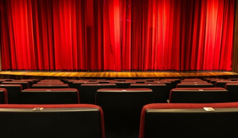 Ένωση Θεατρικών Παραγωγών: Δεν κλείνουν όλα τα θέατρα αύριο λόγω της απεργίας του ΣΕΗ – Κανονικά το 70% των παραστάσεων