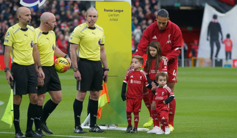 Ρίγη συγκίνησης στο Άνφιλντ: Τα παιδιά του Ντιόγκο Ζότα συνόδευσαν τους παίκτες της Λίβερπουλ και της Γουλβς