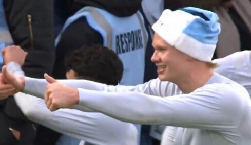 Σε Χριστουγεννιάτικη διάθεση ο Χάαλαντ: Πήρε ένα σκουφί Άγιου Βασίλη και πανηγύρισε τη νίκη της Σίτι κόντρα στην Νότιγχαμ