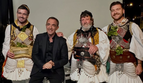 Όταν η γαλλική τηλεόραση έδειξε τσάμικο και φουστανέλες: Η έκπληξη του Σαλέα στον Αλιάγα και το τραγούδι της Λάρα Φαμπιάν στα ελληνικά, δείτε βίντεο