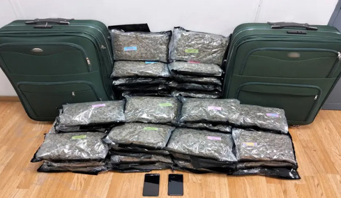 Συνελήφθη 29χρονη στο «Ελ. Βενιζέλος» με πάνω από 24 κιλά κάνναβης στις αποσκευές της