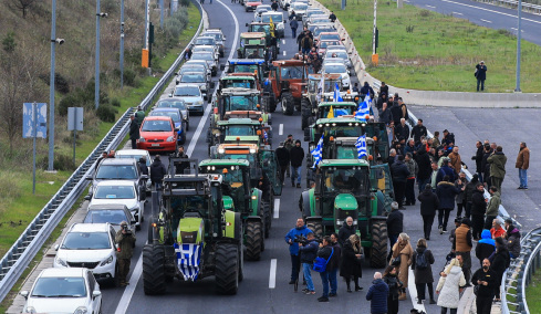 «Όλο και περισσότεροι αγρότες θέλουν τον διάλογο» λέει η κυβέρνηση και καλεί σε συζητήσεις μετά το πρώτο ρήγμα στα μπλόκα