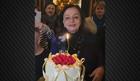 Η Χάρις Αλεξίου έγινε 75: Η τούρτα, το  τραγούδι που είπε και συγκινήθηκε και η έκπληξη των φίλων της