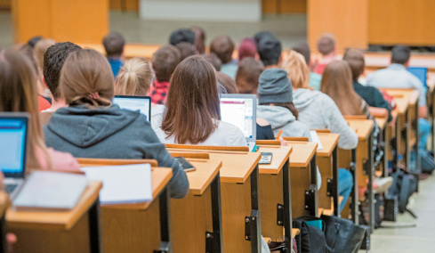 Διαγράφονται 280.000 αιώνιοι φοιτητές, 35.000 ζήτησαν παράταση σπουδών