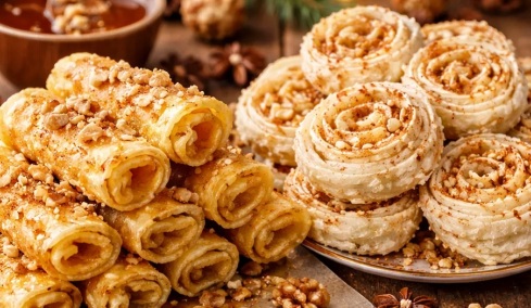 Δίπλες και ξεροτήγανα: Πώς φτιάχνουμε τα παραδοσιακά γλυκά των γιορτών