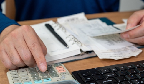 Έως 31 Δεκεμβρίου φόροι, ΕΝΦΙΑ και τέλη κυκλοφορίας: Οι αλλαγές στη φορολογική κλίμακα για το 2025 