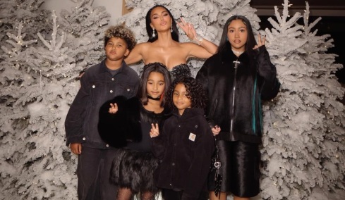 Η Κιμ Καρντάσιαν ποζάρει στον φακό με τα τέσσερα παιδιά της, καμία αναφορά στον Κάνιε Γουέστ