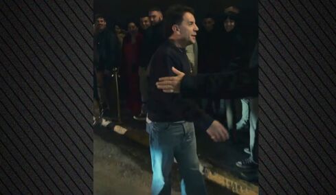 O Γιώργος Μαζωνάκης βγήκε έξω από το νυχτερινό κέντρο όπου τραγουδάει για να χαιρετήσει τους θαυμαστές του, δείτε βίντεο