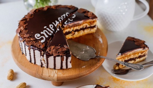 Μια σπιτική τούρτα σαν Snickers: Σοκολατένια, αφράτη και γεμάτη καραμέλα