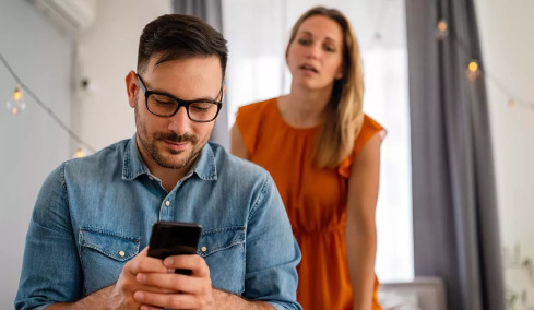 Σχέσεις: Πόσοι θα άφηναν τον σύντροφό τους για κάποιον άλλο; Με «καβάτζα» ο 1 στους 6