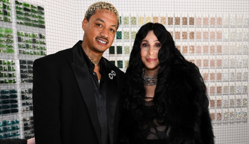 Cher: Παντρεύεται στα 80α γενέθλιά της με τον κατά 40 χρόνια νεότερο σύντροφό της;
