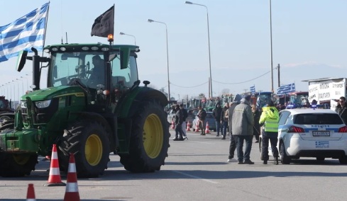 Οι αγρότες Αιτωλοακαρνανίας έκλεισαν την Ιόνια Οδό στο ύψος του Αγγελοκάστρου, αποκλείουν παρακαπτήριους σε Μπράλο και Νίκαια