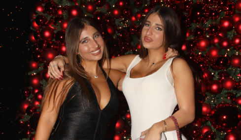 Ελένη Πετρουλάκη: Οι δίδυμες κόρες της διασκέδασαν στα μπουζούκια, δείτε φωτογραφίες