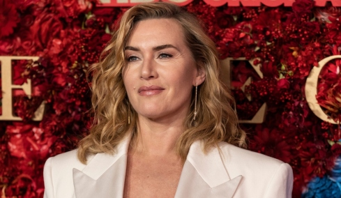 Η Κέιτ Γουίνσλετ αποκάλυψε ότι οι πρώτες της ερωτικές εμπειρίες ως έφηβη ήταν με κορίτσια