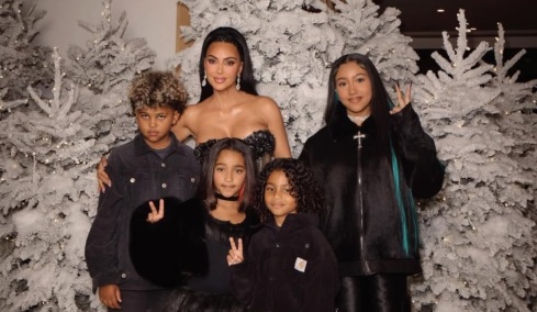 Θυμωμένοι οι φιλόζωοι με την Κιμ Καρντάσιαν για τα Πομεράνιαν που έκανε δώρο στα παιδιά της:  Τα κουτάβια δεν είναι λούτρινα παιχνίδια