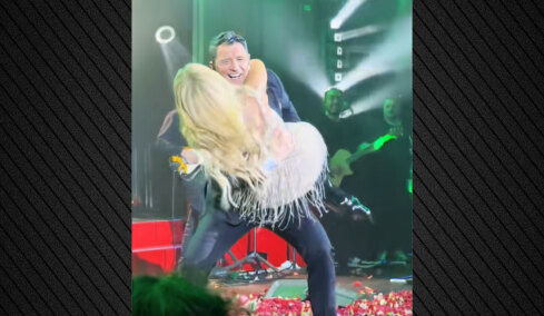 Ο Σάκης Ρουβάς σήκωσε τη Νατάσσα Θεοδωρίδου και του σκίστηκε το παντελόνι, δείτε βίντεο