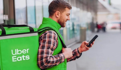 Τσακώθηκε με την κουζίνα του: Χρήστης του Uber Eats έκανε 1.900 παραγγελίες σε έναν χρόνο!