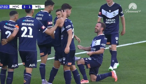 Νίκος Βέργος: Έκανε χατ τρικ στη Μελβούρνη και ο Χουάν Μάτα υποκλίθηκε να του... καθαρίσει το παπούτσι, δείτε βίντεο