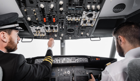 Ο μισθός πιλότου της American Airlines γίνεται viral: Οι άνθρωποι δεν μπορούν να πιστέψουν πόσα κερδίζει
