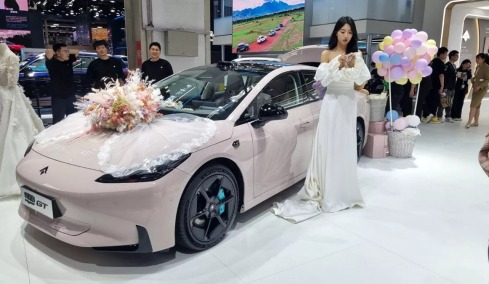 Γιατί η Κίνα βάζει «φρένο» στα ηλεκτρικά από το 2026;
