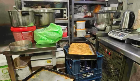 Χαλασμένα μπιφτέκια, βρώμικοι πάγκοι, άθλιες συνθήκες -  Κατασχέθηκαν 12 τόνοι ακατάλληλων προϊόντων, δείτε φωτογραφίες