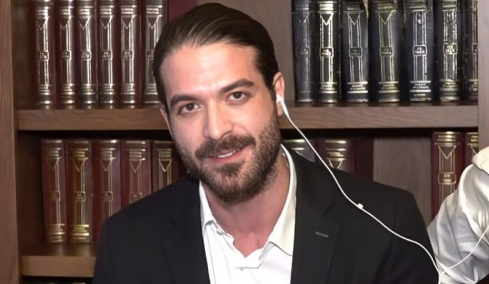 Με αυτό θα δουλέψω και οικοδομή για τα παιδιά μου, είπε ο Άρης Μουγκοπέτρος δείχνοντας το ακρωτηριασμένο χέρι του