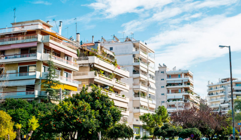 Πού σκοντάφτει η προσιτή κατοικία στην Ελλάδα: «Κόφτη» στις αυξήσεις ενοικίων προτείνει το ΙΟΒΕ