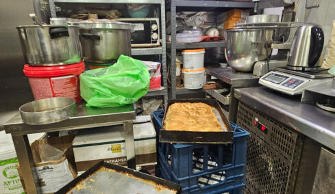 Χαλασμένα μπιφτέκια, βρώμικοι πάγκοι, άθλιες συνθήκες -  Κατασχέθηκαν 12 τόνοι ακατάλληλων προϊόντων, δείτε φωτογραφίες